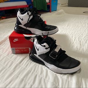 Boys 4.5 Nike Air Force 270